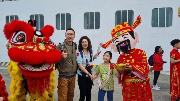 Ceremonia de bienvenida a 600 turistas de China en el puerto internacional de pasajeros de Ha Long, provincia de Quang Ninh. Este fue el primer crucero internacional que atraca en el puerto de pasajeros de Ha Long en el Año Nuevo 2024. (Foto: VNA)