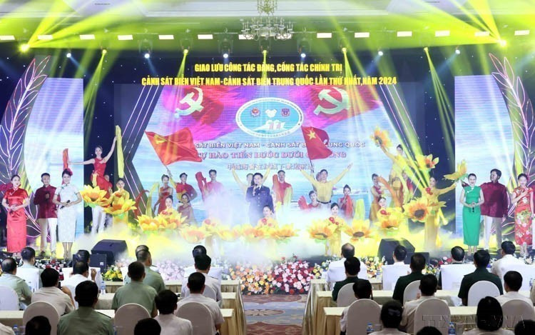 La gala entre guardias costeras de Vietnam y China, en el marco del primer programa de intercambio de trabajo de partido y político entre esas fuerzas en Hanói, el 28 de agosto de 2024. (Foto: VNA)