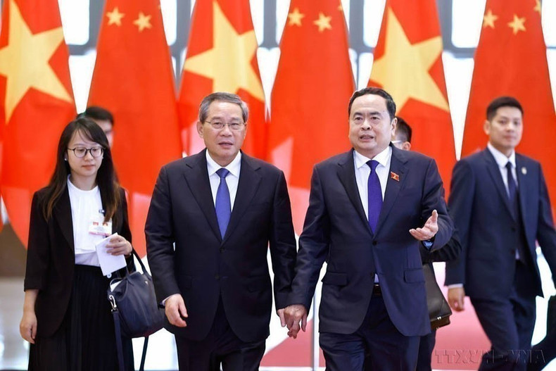 El presidente de la Asamblea Nacional, Tran Thanh Man, se reúne con el primer ministro chino, Li Qiang, durante su visita oficial a Vietnam, 13 de octubre de 2024. (Foto: VNA)
