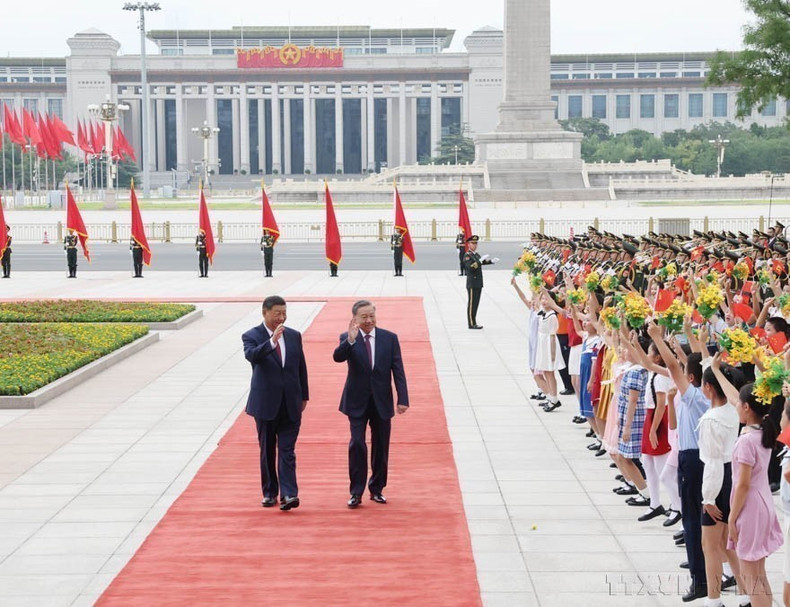 El secretario general del Partido Comunista y presidente de China, Xi Jinping, preside la ceremonia de bienvenida al secretario general del Partido Comunista y presidente de Vietnam, To Lam, en una visita de Estado a China del 18 al 20 de agosto de 2024. (Foto: VNA)
