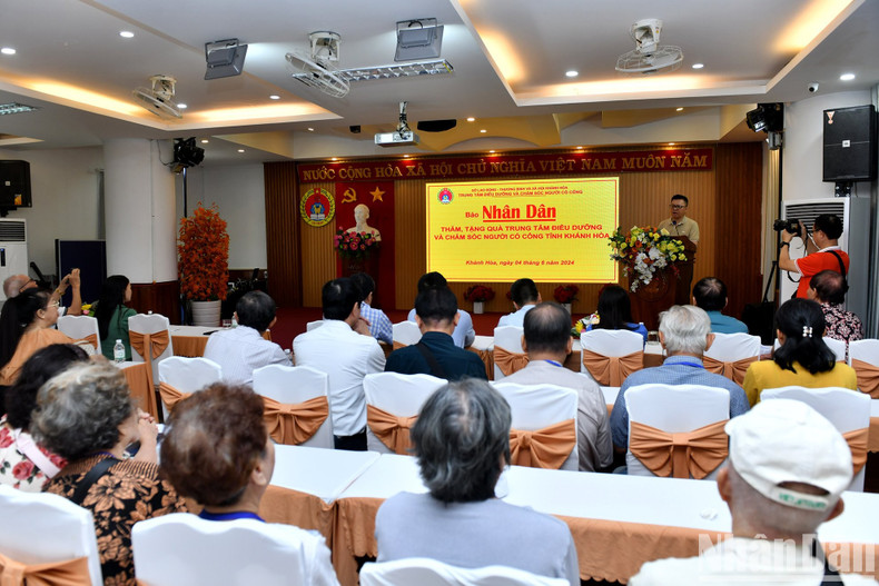En el acto de entrega de obsequios. En el acto de entrega de obsequios.