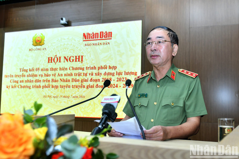 El teniente general Tran Quoc To, viceministro de Seguridad Pública, habla en el evento.