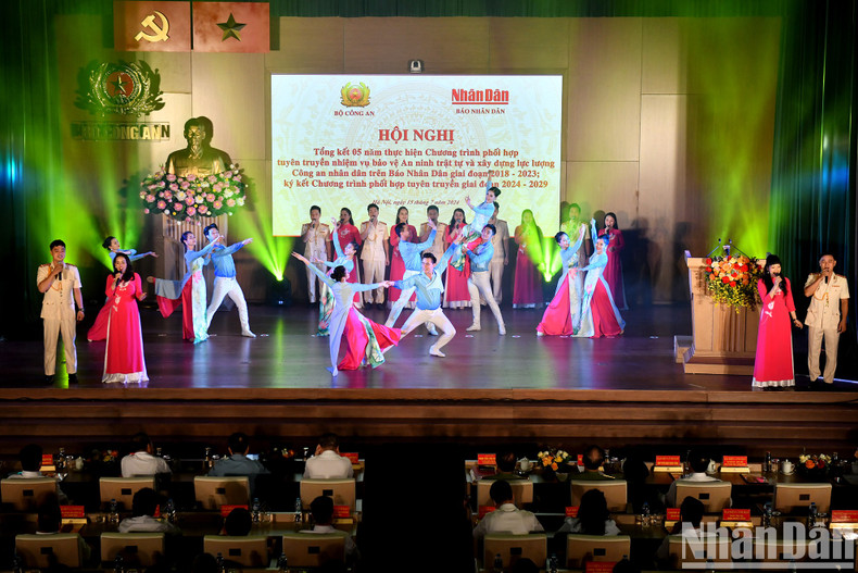 Actuación artística en el evento.