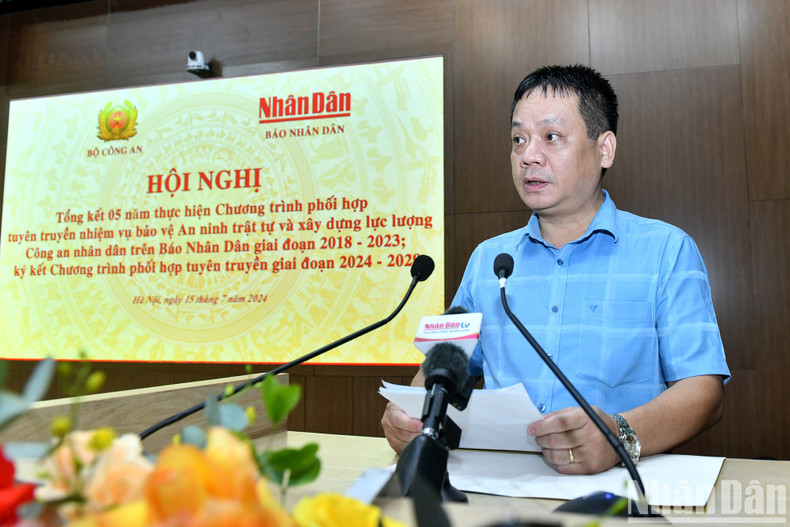 Pham Song Ha, miembro del consejo editorial y jefe del Departamento de Asuntos Sociopolíticos del periódico Nhan Dan, presenta un informe que resume los resultados de la implementación del Programa de Coordinación de Propaganda entre las dos entidades en el período 2018-2023.