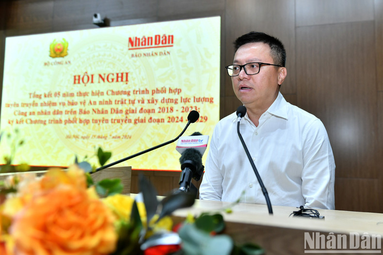 Le Quoc Minh, subjefe de la Comisión de Comunicación y Educación del Comité Central del Partido Comunista de Vietnam, presidente-editor del periódico Nhan Dan y titular de la Asociación de Peridotitas del país, interviene en el foro.