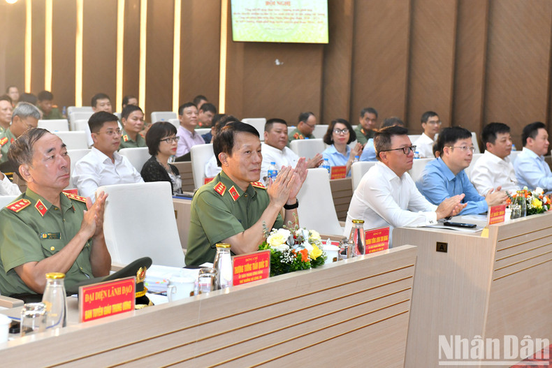 Dirigentes del Ministerio de Seguridad Pública y del periódico Nhan Dan, junto con los delegados en la conferencia.