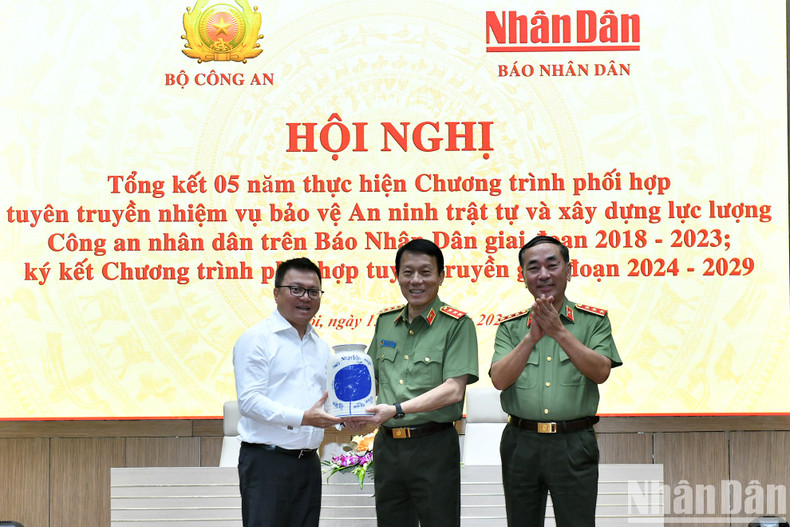 Le Quoc Minh entrega obsequios a los dirigentes del Ministerio de Seguridad Pública.