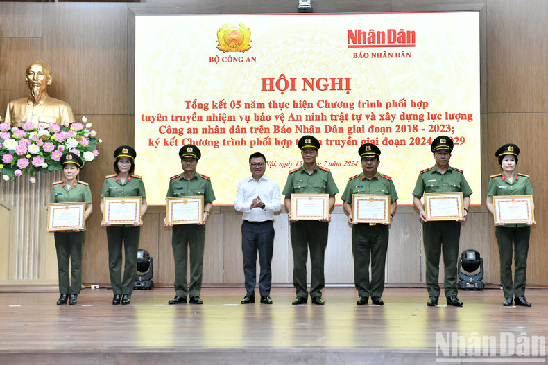 Le Quoc Minh otorga certificados de mérito a unidades dependientes del Ministerio de Seguridad Pública.