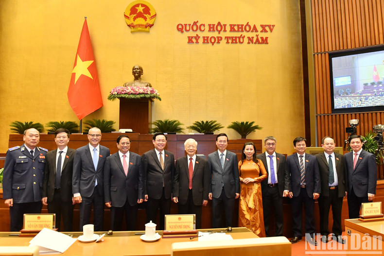 El secretario general del PCV, Nguyen Phu Trong, el presidente del país, Vo Van Thuong, el primer ministro Pham Minh Chinh y el presidente de la AN, Vuong Dinh Hue en la reunión.