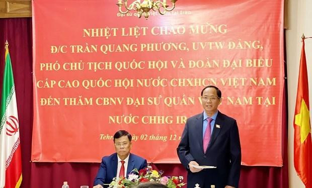 El vicepresidente del Parlamento Tran Quang Phuong se reúne con los funcionarios de la Embajada de Vietnam y representantes de la comunidad vietnamita en Irán. (Fotografía: Portal web de la Asamblea Nacional)