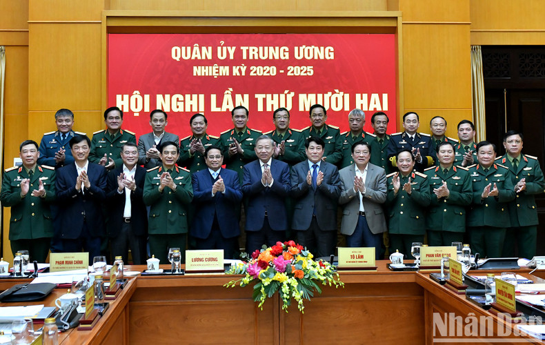 El secretario general del PCV, To Lam, el presidente Luong Cuong, el primer ministro Pham Minh Chinh, junto con otros dirigentes del PCV y del Estado y delegados a la conferencia. El secretario general del PCV, To Lam, el presidente Luong Cuong, el primer ministro Pham Minh Chinh, junto con otros dirigentes del PCV y del Estado y delegados a la conferencia.