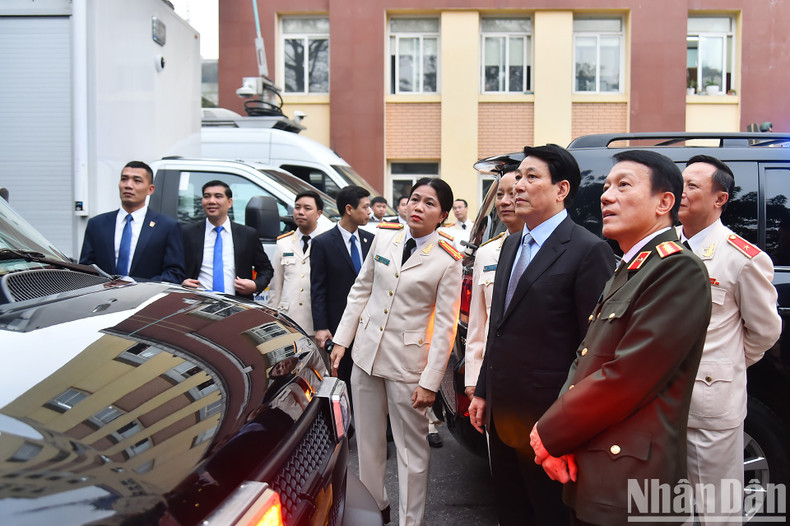 El presidente Luong Cuong y el ministro de Seguridad Pública, Luong Tam Quang, revisan el equipo de combate del Alto Mando de Guardia.