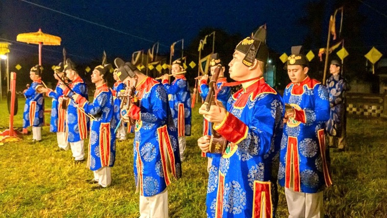 En la ceremonia participan más de 150 artistas del Grupo de Arte de la Corte de Hue, junto a cientos de ciudadanos y turistas. En la ceremonia participan más de 150 artistas del Grupo de Arte de la Corte de Hue, junto a cientos de ciudadanos y turistas.