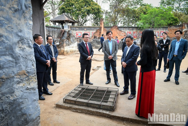 [Foto] Delegación de Nhan Dan rinde homenaje al tío Ho en Son La ảnh 5