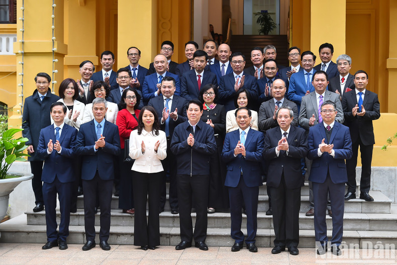 El presidente Luong Cuong, el vicepremier y ministro de Asuntos Exteriores, Bui Thanh Son, y los delegados.