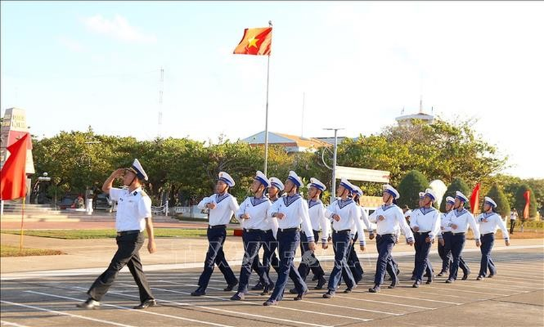 Un majestuoso desfile militar bajo la bandera nacional en las islas de Truong Sa. Un majestuoso desfile militar bajo la bandera nacional en las islas de Truong Sa.