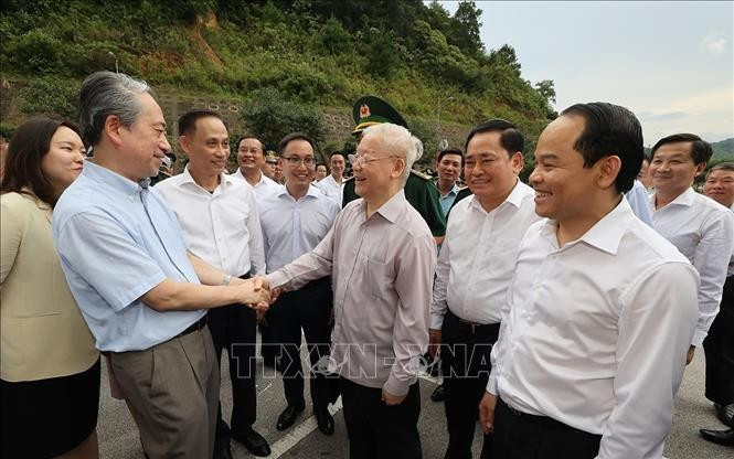 El secretario general del PCV, Nguyen Phu Trong, y el embajador Xiong Bo en la Puerta Fronteriza de Amistad Vietnam - China, en la provincia norteña de Lang Son. (Foto: VNA) El secretario general del PCV, Nguyen Phu Trong, y el embajador Xiong Bo en la Puerta Fronteriza de Amistad Vietnam - China, en la provincia norteña de Lang Son. (Foto: VNA)