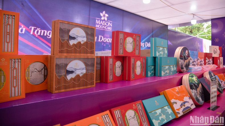 Los clientes pueden elegir entre una variedad de pasteles con mejor apariencia y sabor en comparación con el año pasado. Los clientes pueden elegir entre una variedad de pasteles con mejor apariencia y sabor en comparación con el año pasado.