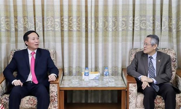 El jefe del Comité de Asuntos Religiosos del Gobierno de Vietnam, Vu Hoai Bac (I), en la cita. (Fotografía: VNA)