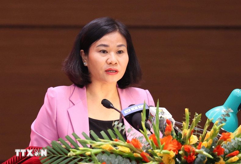 Nguyen Thi Tuyen, vicesecretaria permanente del Comité del PCV en Hanói, presenta un informe.
