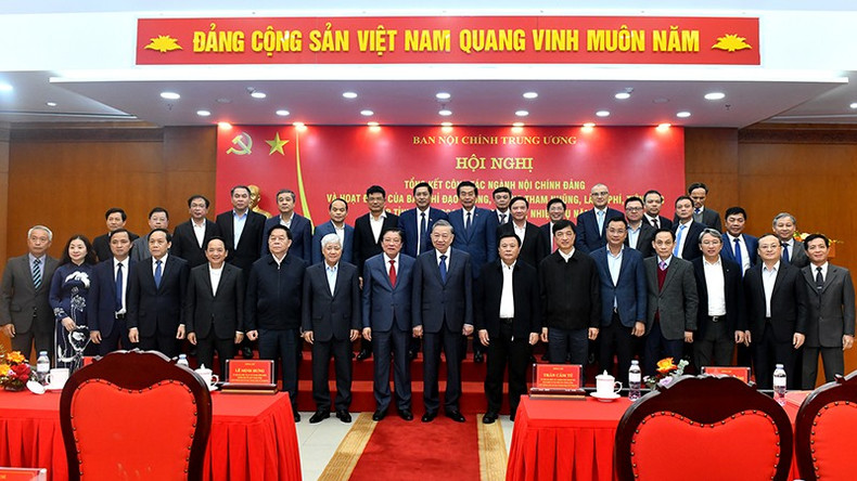 El líder partidista y otros líderes del Partido y del Estado, junto con los delegados a la conferencia.
