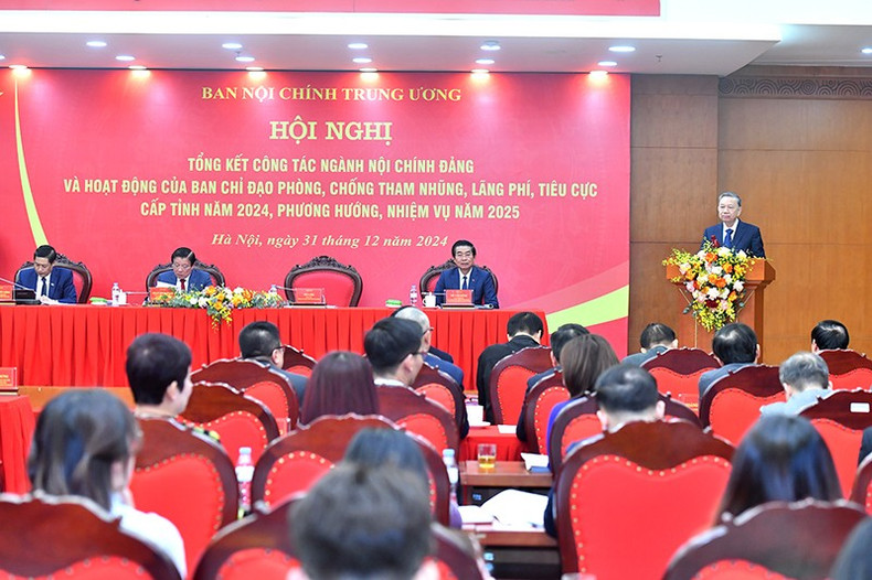 El secretario general del PCV, To Lam, pronuncia palabras de conclusión en la conferencia.