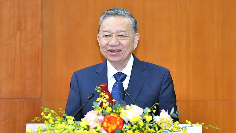 El secretario general del PCV, To Lam, pronuncia palabras de conclusión en la conferencia.