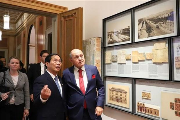 El presidente de la Cámara de Representantes de Austria, Wolfgang Sobotka, y el Ministro de Relaciones Exteriores de Vietnam, Bui Thanh Son. (Fotografía: VNA)