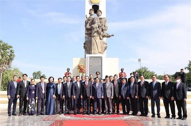 El primer ministro Pham Minh Chinh y una delegación de alto rango del Gobierno de Vietnam en el Monumento de Amistad Vietnam- Camboya. (Fotografía: VNA) El primer ministro Pham Minh Chinh y una delegación de alto rango del Gobierno de Vietnam en el Monumento de Amistad Vietnam- Camboya. (Fotografía: VNA)
