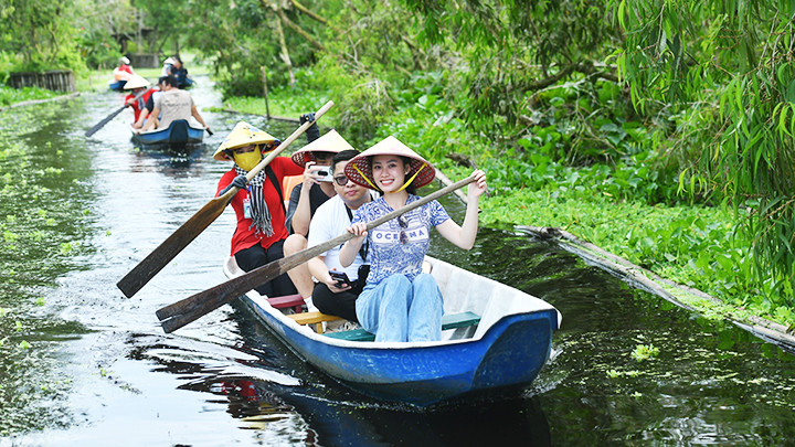 Paseo en bote por el bosque.