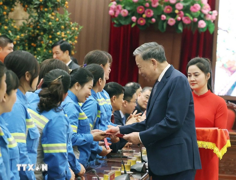 El líder partidista, To Lam, da dinero de buena suerte a los trabajadores. (Foto: VNA)
