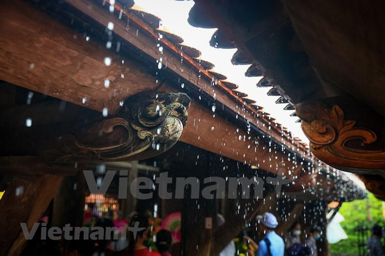 Dados los valores culturales, históricos y científicos especiales de la pagoda Keo fue como una reliquia nacional especial de Vietnam, en virtud de una decicisón del Primer Ministro firmado el 27 de septiembre de 2012. La pagoda Keo deviene en la actualidad una atracción típica de la provincia de Thai Binh. La edificación comprende un conjunto de 128 habitaciones divididas en 17 áreas en una superficie de dos mil 22 metros cuadrados, a lo que se añaden puertas triples, espacios de veneración a los budas y santos, el campanario y el patio. Toda la pagoda está hecha de madera, sin usar remaches, sino solo usando espigas de madera juntas. Después de varios cientos de años, la estructura de todo el complejo continúa siendo muy sólida. (Fotografía: VNA) Dados los valores culturales, históricos y científicos especiales de la pagoda Keo fue como una reliquia nacional especial de Vietnam, en virtud de una decicisón del Primer Ministro firmado el 27 de septiembre de 2012. La pagoda Keo deviene en la actualidad una atracción típica de la provincia de Thai Binh. La edificación comprende un conjunto de 128 habitaciones divididas en 17 áreas en una superficie de dos mil 22 metros cuadrados, a lo que se añaden puertas triples, espacios de veneración a los budas y santos, el campanario y el patio. Toda la pagoda está hecha de madera, sin usar remaches, sino solo usando espigas de madera juntas. Después de varios cientos de años, la estructura de todo el complejo continúa siendo muy sólida. (Fotografía: VNA)