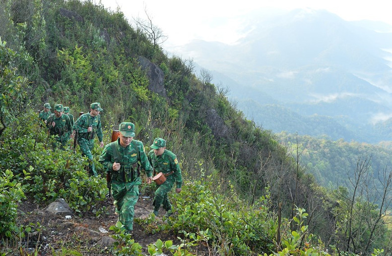 Soldados del puesto de guardia fronterizo de A Pa Chai patrullan para garantizar la seguridad en la zona limítrofe. (Fotografía: VNA)