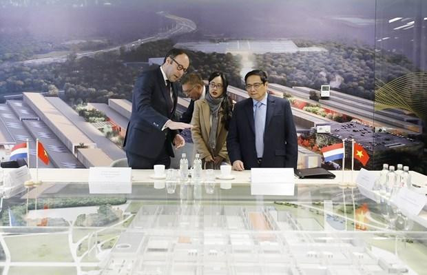 El primer ministro Pham Minh Chinh escucha la presentación sobre la zona de alta tecnología de Brainport. (Fotografía: VNA) El primer ministro Pham Minh Chinh escucha la presentación sobre la zona de alta tecnología de Brainport. (Fotografía: VNA)