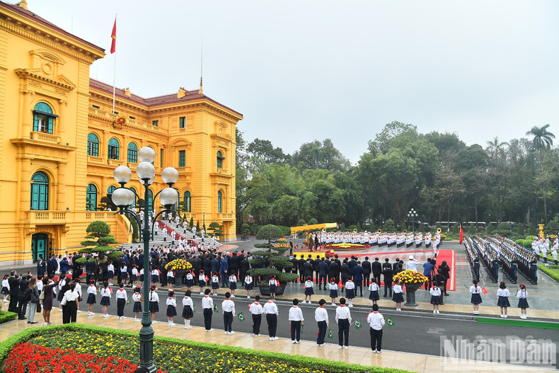 Escena de la ceremonia de bienvenida. Escena de la ceremonia de bienvenida.