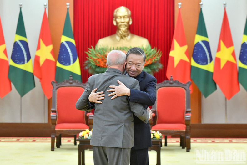 El secretario general del PCV, To Lam, y el presidente de Brasil, Luiz Inácio Lula da Silva. El secretario general del PCV, To Lam, y el presidente de Brasil, Luiz Inácio Lula da Silva.