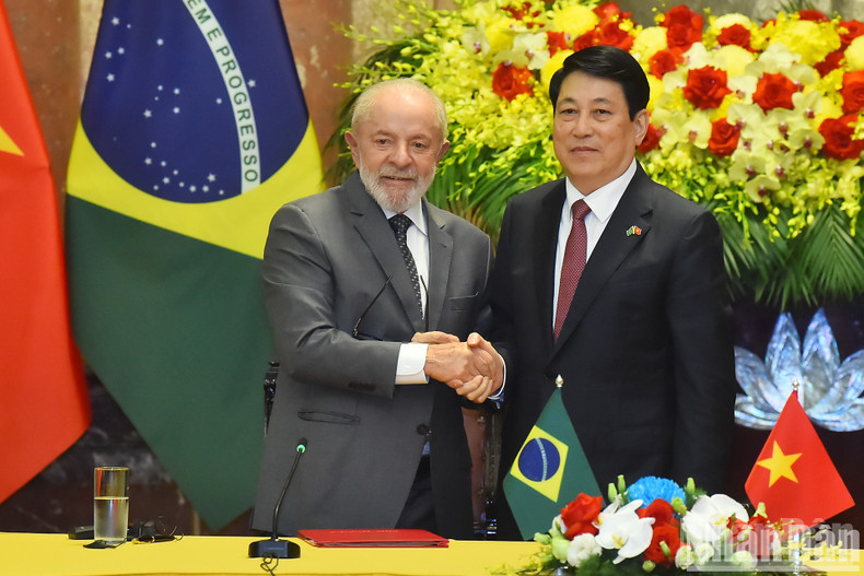 Luong Cuong y Luiz Inácio Lula da Silva copresiden la conferencia de prensa. Luong Cuong y Luiz Inácio Lula da Silva copresiden la conferencia de prensa.