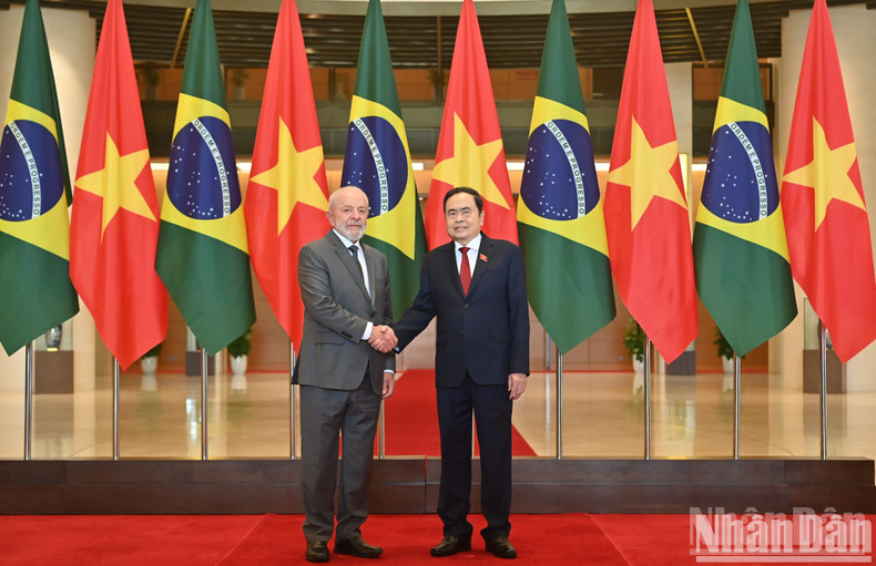 El máximo dirigente legislativo vietnamita, Tran Thanh Man, y el presidente brasileño, Luiz Inácio Lula da Silva. El máximo dirigente legislativo vietnamita, Tran Thanh Man, y el presidente brasileño, Luiz Inácio Lula da Silva.