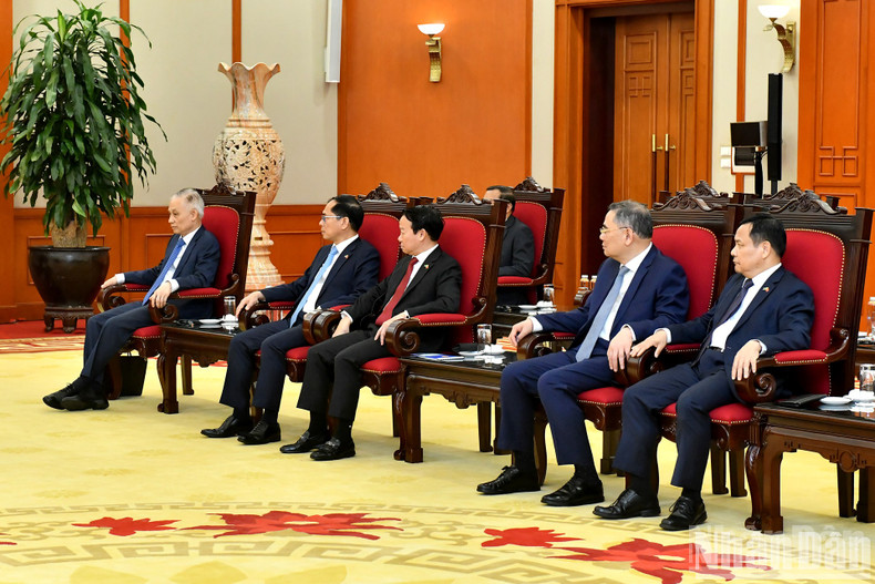 Delegados vietnamitas a la recepción. Delegados vietnamitas a la recepción.