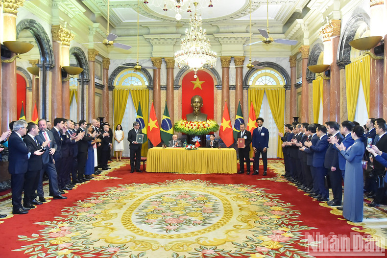 Los dos dirigentes presencian la ceremonia de firma del Memorando de Entendimiento entre la Federación de Fútbol de Vietnam y la Confederación Brasileña de Fútbol. Los dos dirigentes presencian la ceremonia de firma del Memorando de Entendimiento entre la Federación de Fútbol de Vietnam y la Confederación Brasileña de Fútbol.