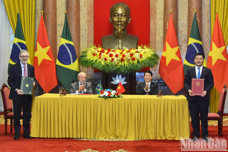 Los dos presidentes en la ceremonia de firma del memorando de entendimiento sobre el establecimiento de un Grupo de Trabajo para promover el comercio y la cooperación industrial entre el Ministerio de Industria y Comercio de Vietnam y el Ministerio de Desarrollo Industrial, Comercio y Servicios de Brasil. Los dos presidentes en la ceremonia de firma del memorando de entendimiento sobre el establecimiento de un Grupo de Trabajo para promover el comercio y la cooperación industrial entre el Ministerio de Industria y Comercio de Vietnam y el Ministerio de Desarrollo Industrial, Comercio y Servicios de Brasil.