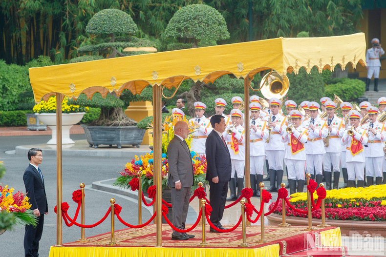 Los dos dirigentes escuchan los himnos nacionales de sus países. Los dos dirigentes escuchan los himnos nacionales de sus países.