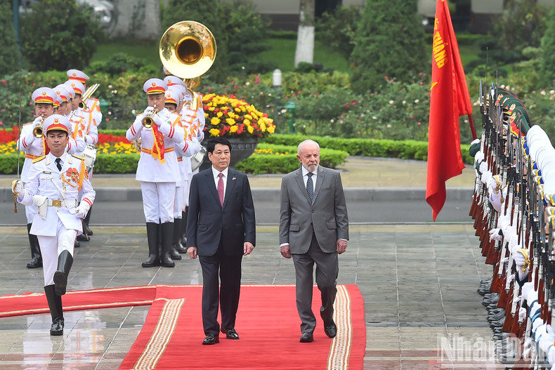 Los dos presidentes revistan a la guardia de honor del Ejército Popular de Vietnam. Los dos presidentes revistan a la guardia de honor del Ejército Popular de Vietnam.