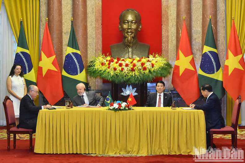 Luong Cuong y Luiz Inácio Lula da Silva presencian la firma del Acuerdo entre Vietnam y Brasil sobre empleo remunerado de familiares de miembros de misiones diplomáticas, oficinas consulares y delegaciones permanentes de los dos países ante organizaciones internacionales. Luong Cuong y Luiz Inácio Lula da Silva presencian la firma del Acuerdo entre Vietnam y Brasil sobre empleo remunerado de familiares de miembros de misiones diplomáticas, oficinas consulares y delegaciones permanentes de los dos países ante organizaciones internacionales.