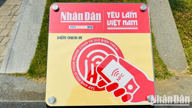 Los tableros montados en chip están diseñados en dos colores, amarillo y rojo, que hacen referencia a la bandera nacional vietnamita, y pueden funcionar de manera automática sin necesidad de electricidad. Los tableros montados en chip están diseñados en dos colores, amarillo y rojo, que hacen referencia a la bandera nacional vietnamita, y pueden funcionar de manera automática sin necesidad de electricidad.