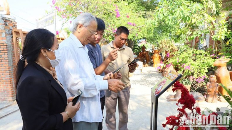 Los lugareños y los turistas en Ninh Thuan visitan el sitio web &quot;Ama a Vietnam&quot;.