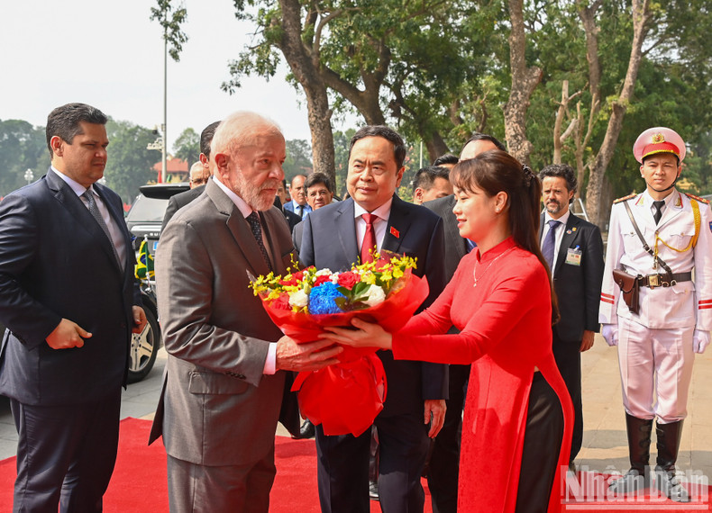 El personal de la Oficina de la ANV entrega flores para recibir al presidente brasileño Luiz Inácio Lula da Silva. El personal de la Oficina de la ANV entrega flores para recibir al presidente brasileño Luiz Inácio Lula da Silva.