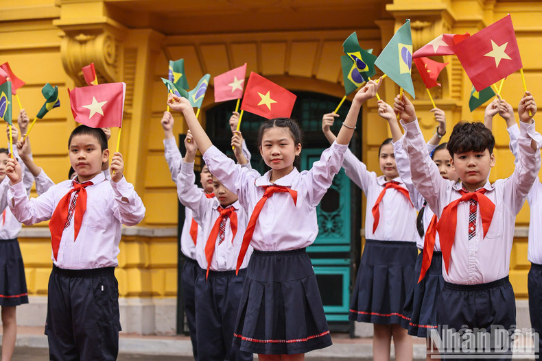 Los niños de la capital saludan a los presidentes vietnamita y brasileño.