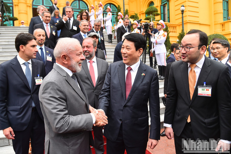 El presidente Luong Cuong conversa con su par brasileño. El presidente Luong Cuong conversa con su par brasileño.