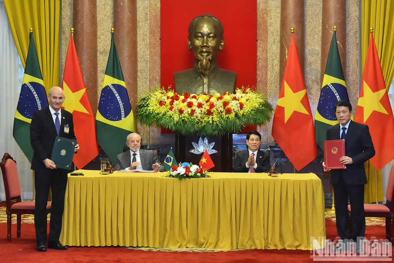 Los dos dirigentes presencian la ceremonia de firma del Acuerdo entre Vietnam y Brasil sobre el intercambio de información confidencial Los dos dirigentes presencian la ceremonia de firma del Acuerdo entre Vietnam y Brasil sobre el intercambio de información confidencial